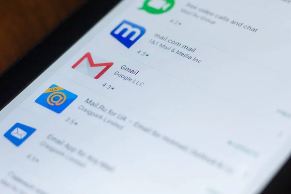 Ryazan, Rusia - 21 de marzo de 2018 - Gmail icono en una lista de aplicaciones móviles en una pantalla de tablet PC . —  Fotos de Stock