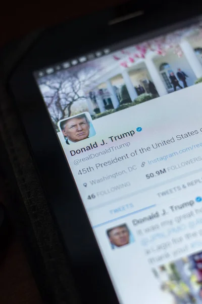 Рязань, Російська Федерація - 19 квітня 2018 - Дональд Трамп, президент США twitter увагу на екрані планшетного ПК. — стокове фото