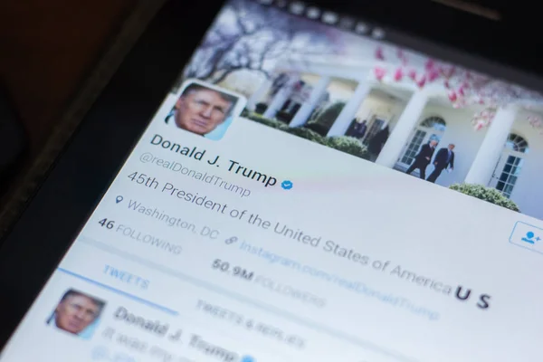 Ryazan, Rusia - 19 de abril de 2018 - Donald Trump, presidente de Estados Unidos cuenta de twitter en la pantalla de la tableta PC . — Foto de Stock