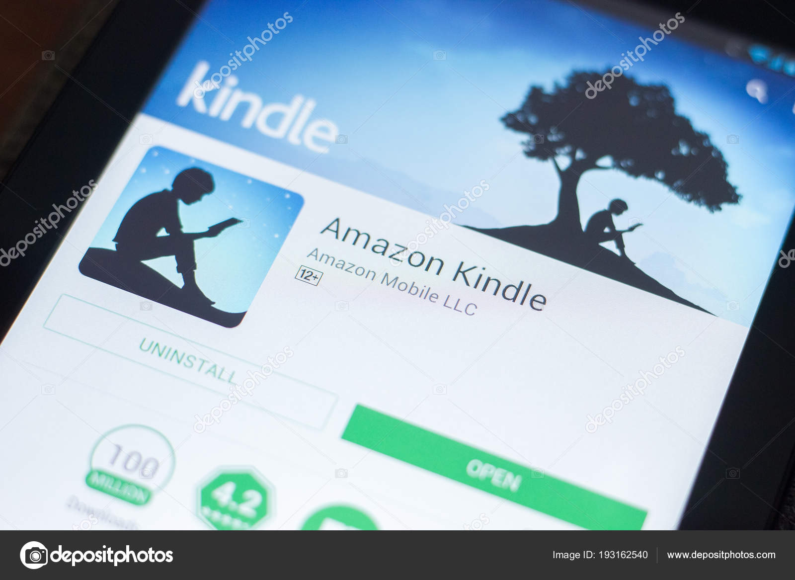 Herunterladen - Ryazan, russland - 19. april 2018 - amazon zündet mobile app auf dem display des tabletcomputers — Stockbild Ryazan, russland - 19. april 2018 - amazon zündet mobile app auf dem display des tabletcomputers. — Stockfoto