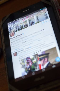 Ryazan, Rusya Federasyonu - 19 Nisan 2018 - Donald Trump, ABD Başkan twitter hesabı Tablet Pc ekranda.