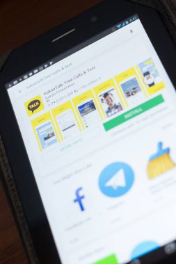 Ryazan, Rusya Federasyonu - 19 Nisan 2018 - Kakao Talk simgesinin üzerinde mobil uygulamalar listesi.