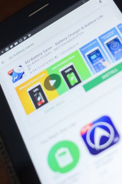 Ryazan, Rusya Federasyonu - 19 Nisan 2018 - Du batarya kurtarmak simgesi üzerinde mobil uygulamalar listesi.