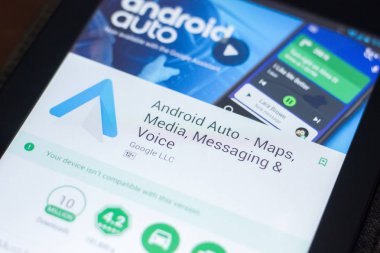 Ryazan, Rusya Federasyonu - 19 Nisan 2018 - Android otomatik mobil uygulaması Tablet Pc ekranda.