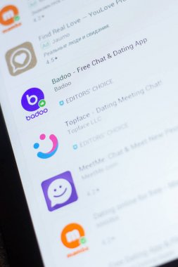 Ryazan, Rusya Federasyonu - 19 Nisan 2018 - Badoo - ücretsiz sohbet ve tanışma simgesi üzerinde mobil uygulamalar listesi.
