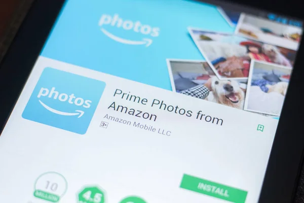 Рязань, Россия - 19 апреля 2018 - Prime Photos from Amazon mobile app on the display of tablet PC . — стоковое фото