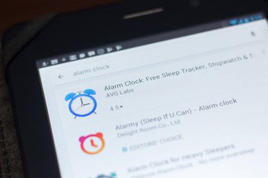 Ryazan, Rusya Federasyonu - 19 Nisan 2018 - çalar saat simgesi üzerinde mobil uygulamalar listesi.
