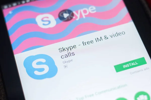 Рязань, Россия - 19 апреля 2018 года - Мобильное приложение Skype на дисплее планшетного ПК . — стоковое фото