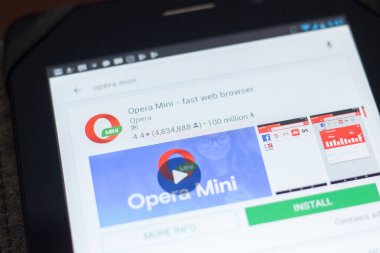 Ryazan, Rusya Federasyonu - 19 Nisan 2018 - Opera Mini - hızlı web tarayıcı simgesi üzerinde mobil uygulamalar listesi