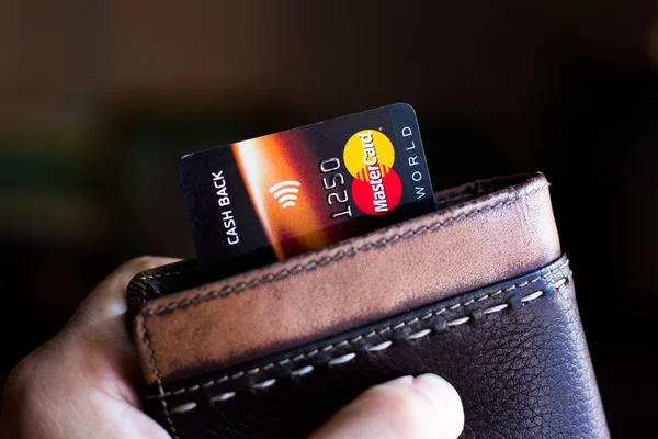 Ryazan, Russie - 27 février 2018 : Carte de crédit ou de débit de la marque Mastercard dans un portefeuille en cuir. — Photo
