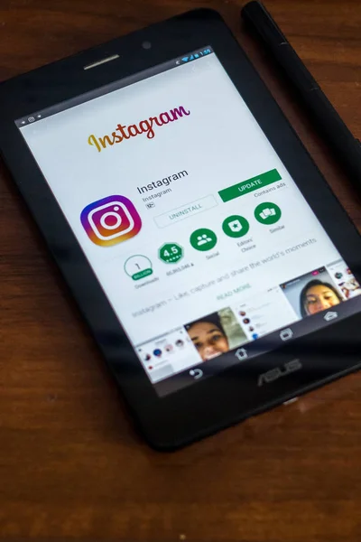 Ryazan, Rusia - 21 de marzo de 2018 - Instagram aplicación móvil en una pantalla de tablet PC . —  Fotos de Stock