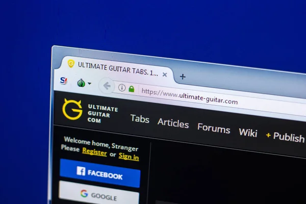 Ryazan, Rusia - 29 April 2018: Laman web gitar Ultimate pada tampilan PC, url - Ultimate-guitar.com . — Stok Foto
