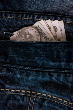 Rus ruble ve bitcoin sikke bir mavi kot pantolon cebinde