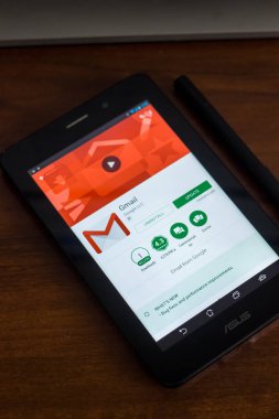 Ryazan, Rusya Federasyonu - 21 Mart 2018 - Gmail uygulaması Tablet Pc bir ekranda logolu