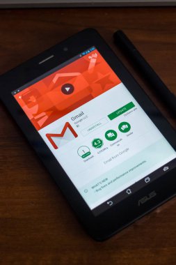 Ryazan, Rusya Federasyonu - 21 Mart 2018 - Gmail uygulaması Tablet Pc bir ekranda logolu