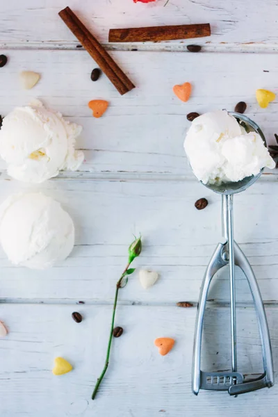 Мороженое Шарики Сенсацией Белом Фоне — стоковое фото