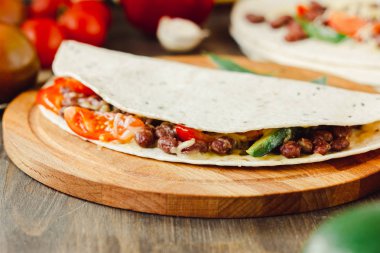 Vejetaryen quesadilla - geleneksel Meksika yemeği.