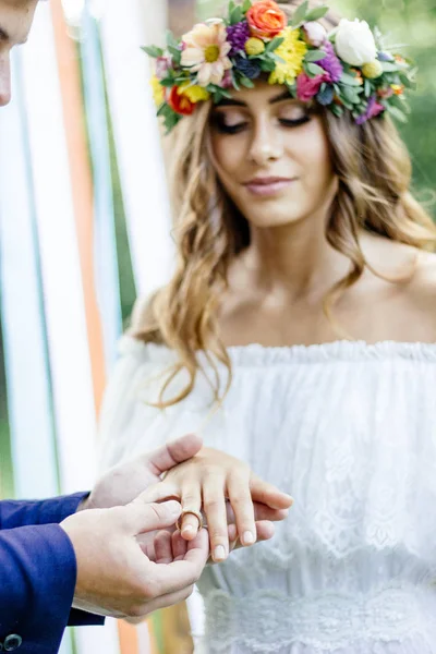 Bruidegom Doet Een Ring Vinger Van Bruid Tijdens Huwelijksceremonie — Stockfoto