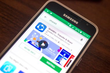 Ryazan, Rusya - 04 Mayıs 2018: ShareIt kutsal kişilerin resmi üstünde belgili tanımlık göstermek cep telefonu mobil uygulamalar listesi içinde