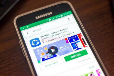 Ryazan, Rusya - 04 Mayıs 2018: ShareIt kutsal kişilerin resmi üstünde belgili tanımlık göstermek cep telefonu mobil uygulamalar listesi içinde