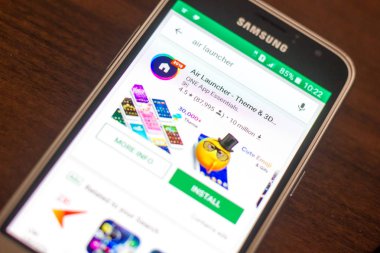 Ryazan, Rusya - 04 Mayıs 2018: Hava başlatıcısı simgesini cep telefonu görüntüsünü üzerinde mobil uygulamalar listesi