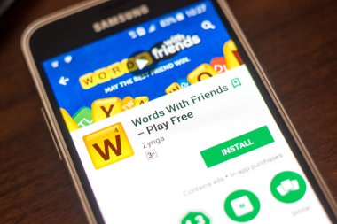 Ryazan, Rusya - 04 Mayıs 2018: Kelime ile arkadaş mobil app cep telefonu görüntüleme