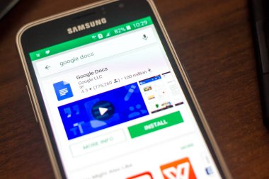 Ryazan, Rusya - 04 Mayıs 2018: Google Dokümanlar'ı simgesi cep telefonu görüntüsünü üzerinde mobil uygulamalar listesi