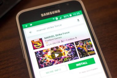 Ryazan, Rusya - 04 Mayıs 2018: Marvel Strike Force kutsal kişilerin resmi üstünde belgili tanımlık göstermek cep telefonu mobil uygulamalar listesini içinde