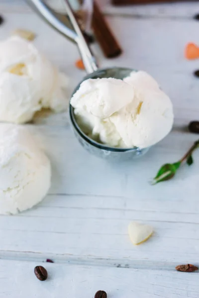 Cuillère Crème Glacée Sur Fond Blanc Bois — Photo