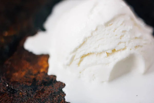 Helado Empezando Derretirse Sobre Fondo Rústico — Foto de Stock