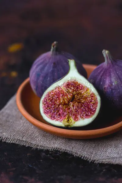 Frutti Fico Piatto Argilla Sfondo Scuro — Foto Stock