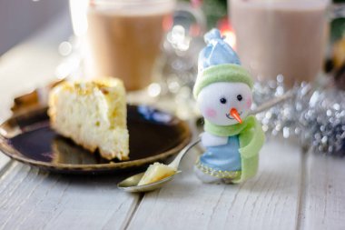 Noel pasta kaşıkla elinde tutan Noel kardan adam