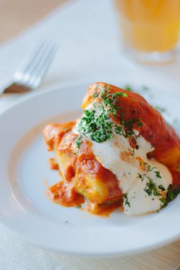 Beyaz tabakta restoranda lezzetli lahana rulo