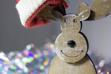 Tahta Noel geyiği. Gözleri ve burnu olan..