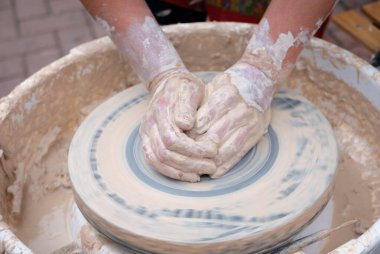 Çömlek çili tekerleğinde kil oluşturan çömlekçi.