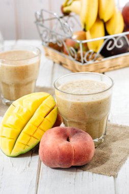 Mango ve şeftali smoothie malzemeler ahşap tablo