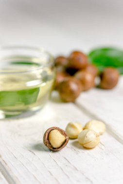 Beyaz ahşap masa güzel macadamia fındık