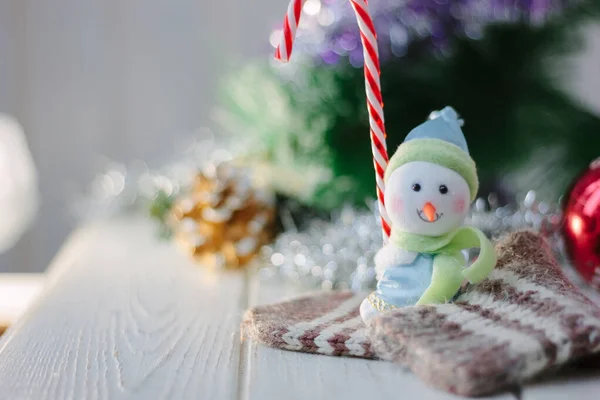 Karácsonyi Dekoráció Hóember Cukorpálca Tartja Kezében — Stock Fotó