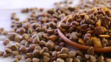 Kurutulmuş hayvan mamasının yakın çekim görüntüleri.