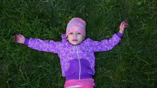 Filmaufnahmen Eines Entzückenden Kleinen Mädchens Das Gras Liegt — Stockvideo