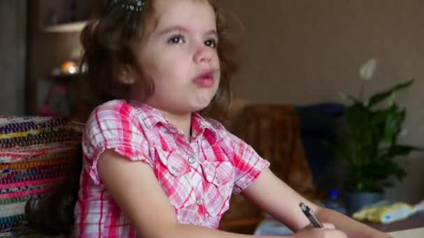 可爱的小女孩在家里做作业的镜头 — 图库视频影像