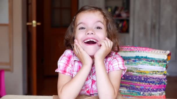 Material Archivo Adorable Niña Sentada Casa Mirando Cámara — Vídeos de Stock