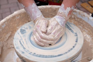 Çömlek çili tekerleğinde kil oluşturan çömlekçi.