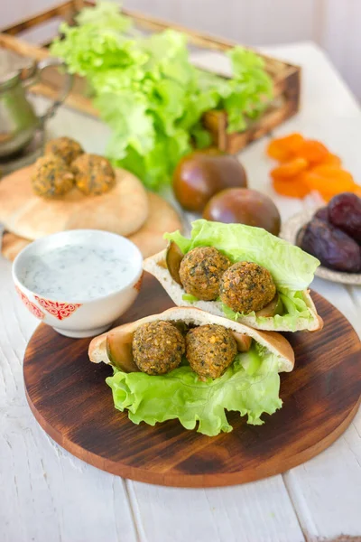 Falafel Mit Salat Und Gemüse Fladenbrot — Stockfoto