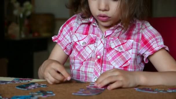 Footage Adorable Little Girl Assembling Puzzle Home — Stock Video