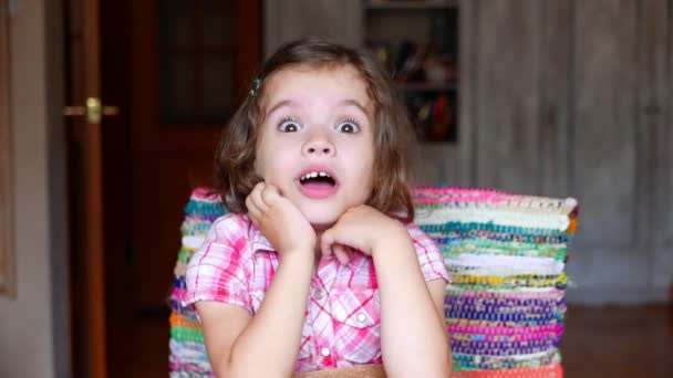 可爱的小女孩在家里鬼鬼祟祟的镜头 — 图库视频影像