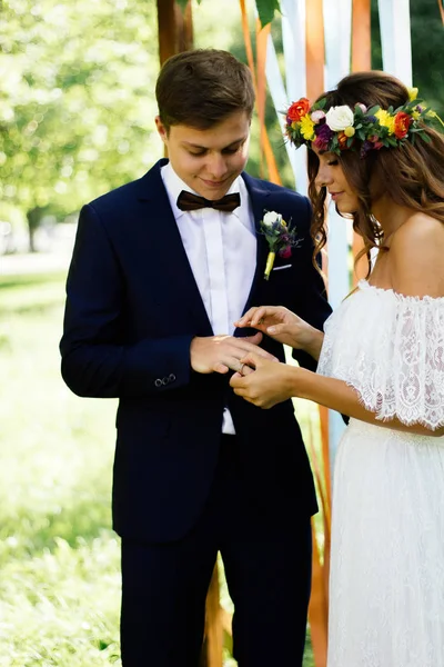Braut Steckte Dem Bräutigam Ehering — Stockfoto
