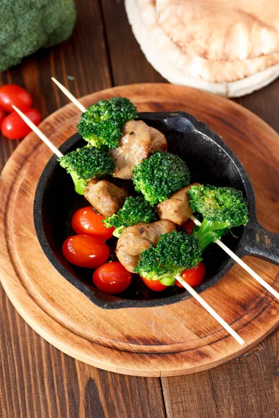 Vegetarian Kebabs Seitan Broccoli Skewers — Stock Photo, Image