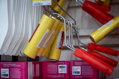 Ryazan, Rusya - 01 Ekim 2019: Duvar kağıdı montajı için patenler