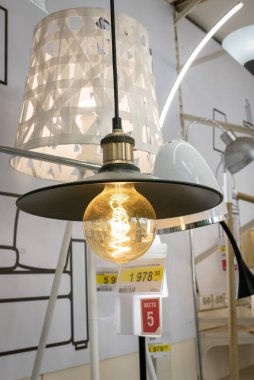 Ryazan, Rusya - 01 Ekim 2019: Bir pazarda ayarlanmış klasik lamba.